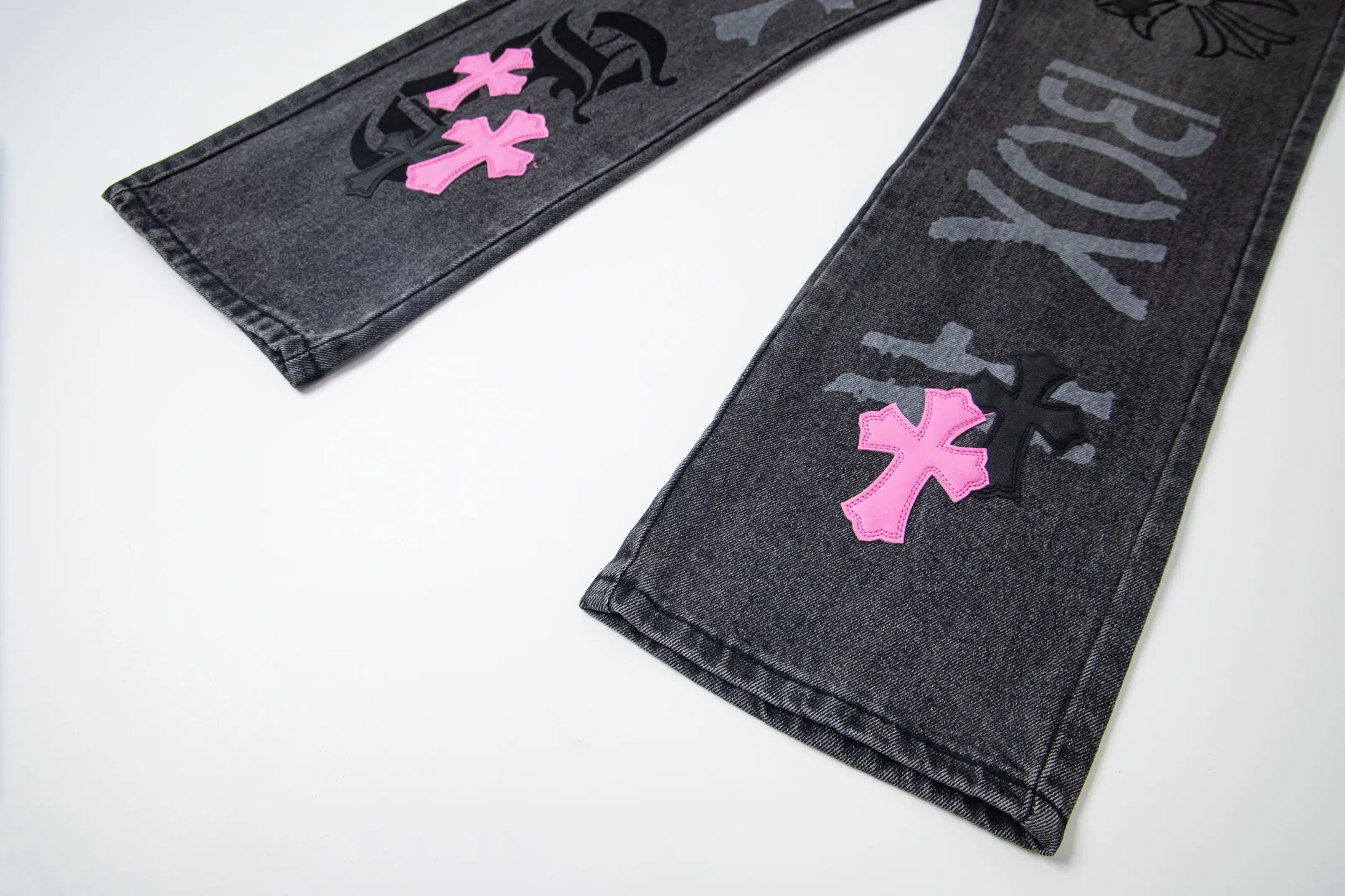 P240 Chrome Hearts Chrome Hearts Jeans Purple Matty Boy Sex Records Rivet Work Jeans CH Jeans need to be disassembled and washed before being dismantled and hand-stitched with sheepskin cross leather and then spliced ​​together. The whole piece has too many craftsmanship to explain. The cabinet price is 16W+, the patchwork cross pattern is embellished, and the high-waisted washed jeans! ! Absolutely high-end luxury products, 8W+ level god-level items, super popular products, made with top heavy industry, a magic weapon that cannot be missed. About Kroxin This is an extremely luxurious fashion brand, which can also be called the aristocrats of the high street. It has always been an exclusive brand for some hipsters or rich second generation. Compared with ordinary high streets, it is more luxurious and noble. Compared with luxury brands, it has a more fashionable personality and has always been a brand that I have a special liking for. Style number: 1761# Size: 28 30 32 34 36